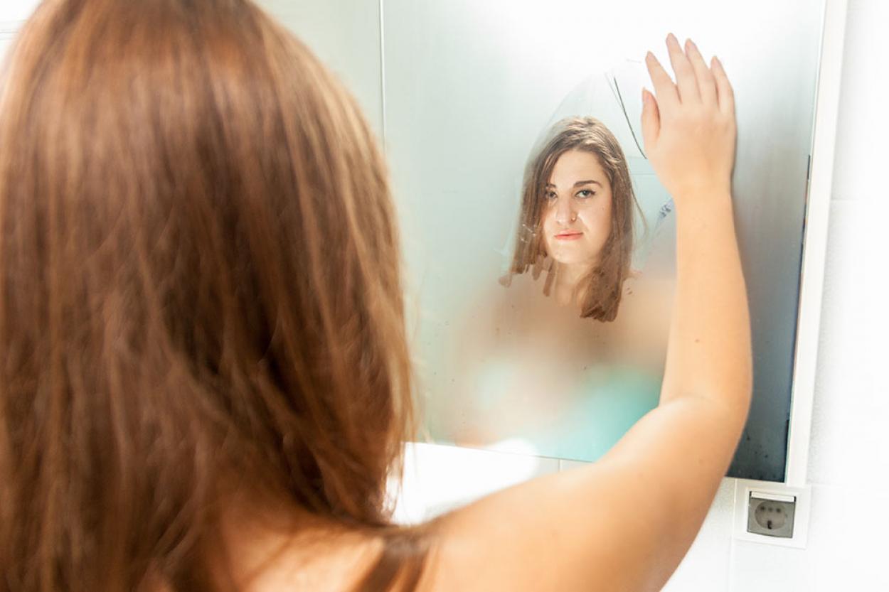Жена рассматривает в зеркале свою дырку фото