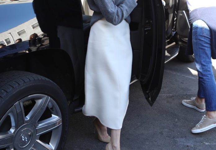 Найкрасивіша спідниця осені, яку носить Анджеліна Джолі