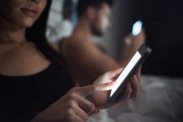 Деяким смартфон і соцмережі важливіші за інтимні стосунки