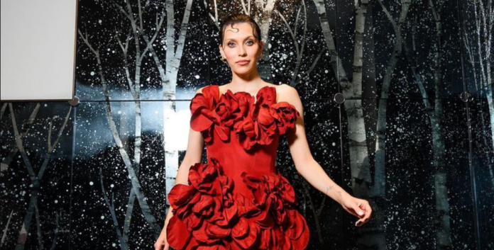 Регіна Тодоренко ефектно пройшлася, сяючи ніжками у дизайнерській сукні