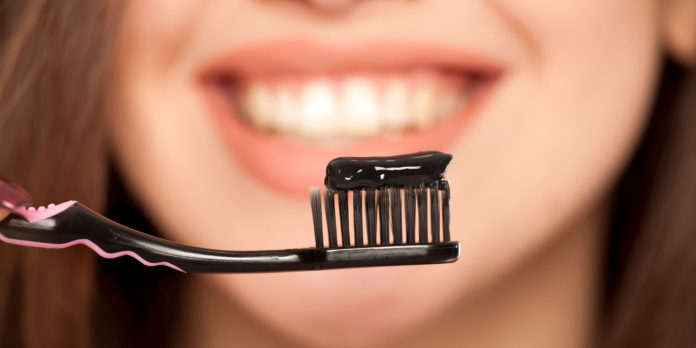Шкода та користь зубної пасти з вугіллям. Чи правда, що вона відбілює зуби