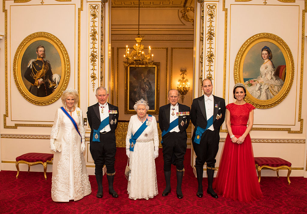 Камілла Паркер-Боулз, принц Чарльз, королева Єлизавета II, принц Філіп, принц Вільям та Кейт Міддлтон