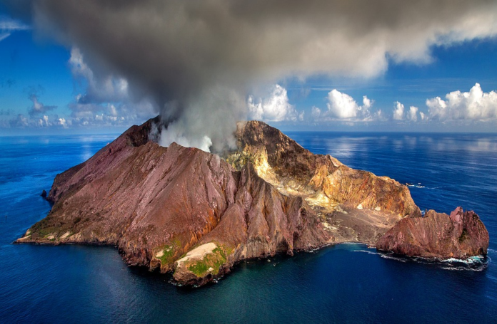 Вулканічний попіл піднявся в небо на висоту 10 000 метрів через виверження вулкана в Індонезії