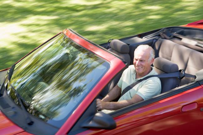 99-річний чоловік став найстаршою людиною, яка навчилася керувати автомобілем