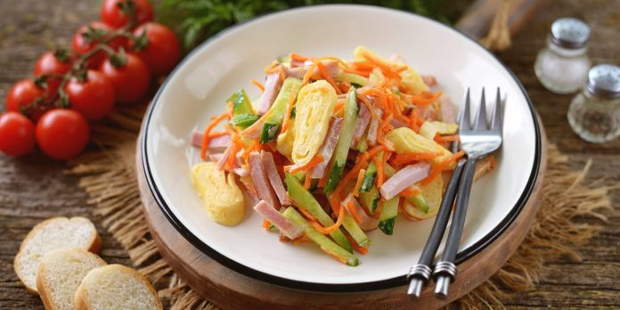 Ситний салат з корейською морквою та шинкою