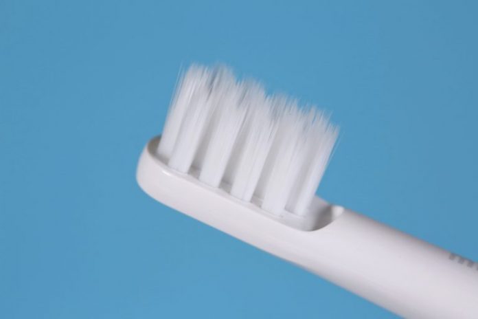 Китаянка ненароком проковтнула свою зубну щітку