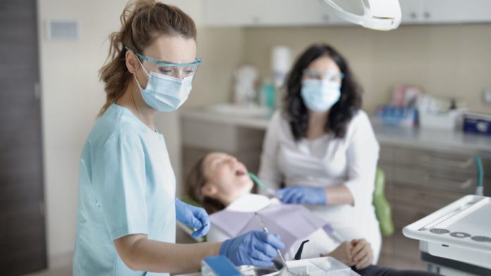 Які ознаки свідчать, що стоматолог намагається витягти з вас більше грошей