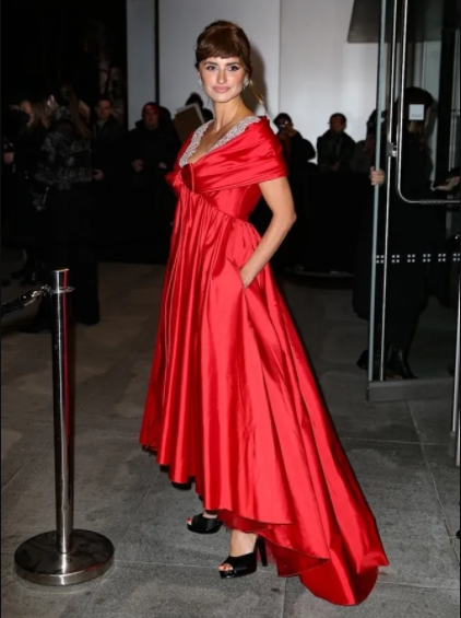 47-річна зірка Пенелопа Крус зявилася на публіці в шикарній яскраво-червоній сукні