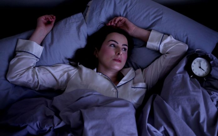 Експерти розповіли, як швидко заснути, якщо ви прокинулися серед ночі