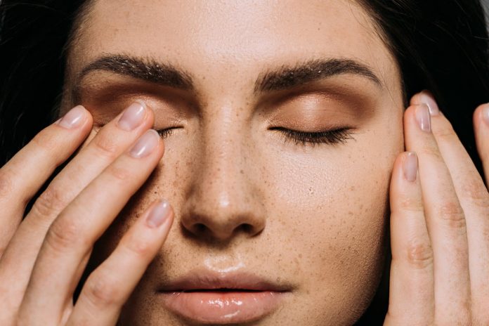 Секрети догляду за шкірою навколо очей