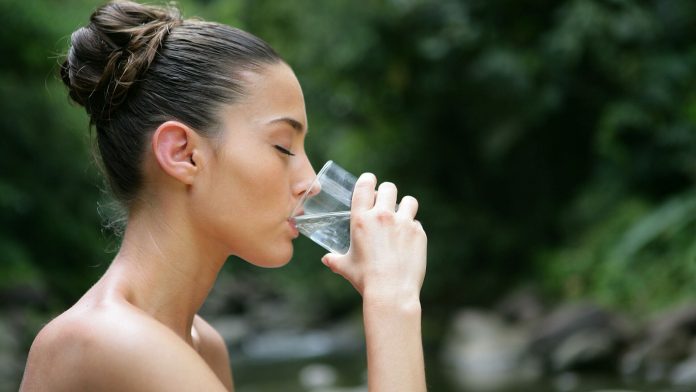 Чи шкідливо насправді пити газовану воду