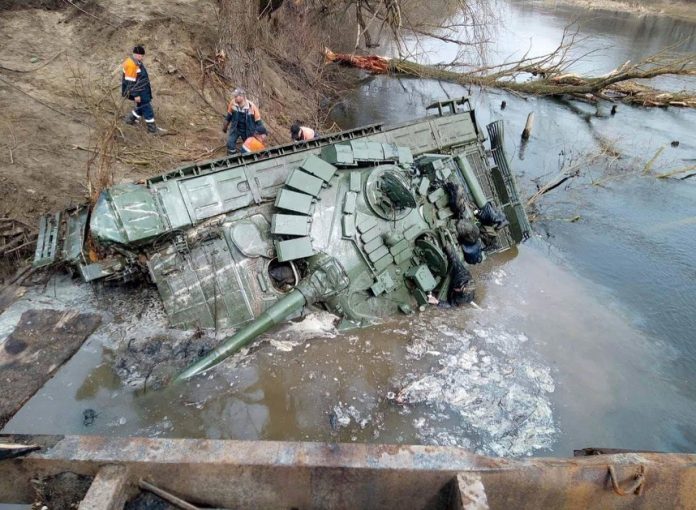 ДСНС та тероборона дістали з річки потоплений танк ворога
