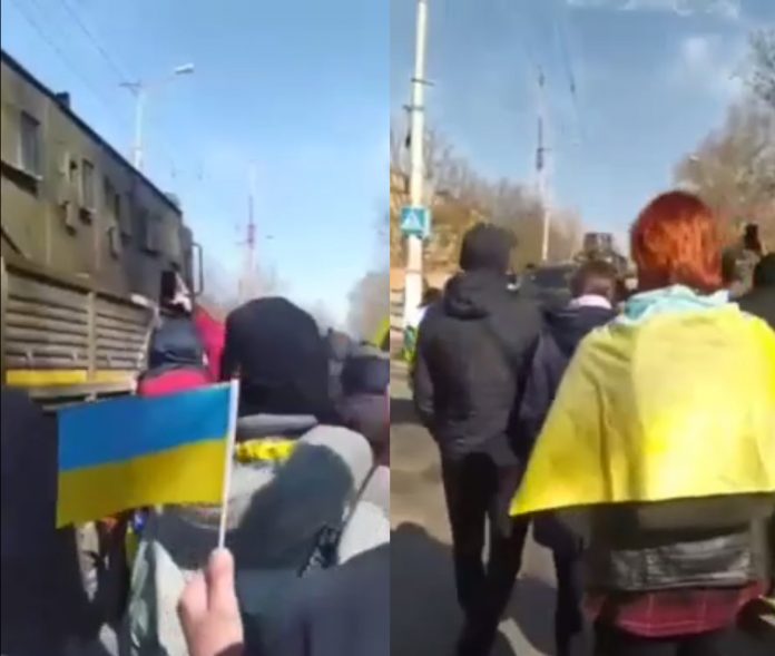 В Херсоні на мітингу українців російські окупанти відкрили вогонь