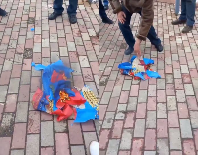 В Старобільську українці зірвали та спалили прапор ЛНР