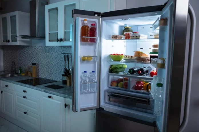Як позбутися неприємного запаху з холодильника