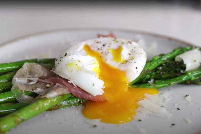 Як приготувати смачні яйця-пашот з допомогою харчової плівки