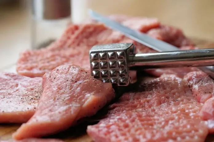 Як відбити м'ясо акуратно та тихо: що використовувати замість молотка