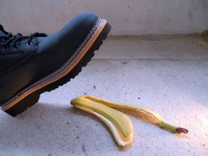 Як за допомогою банана повернути блиск шкіряному взуттю