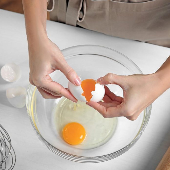 Як правильно розбивати курячі яйця: більшість господинь робить цю помилку