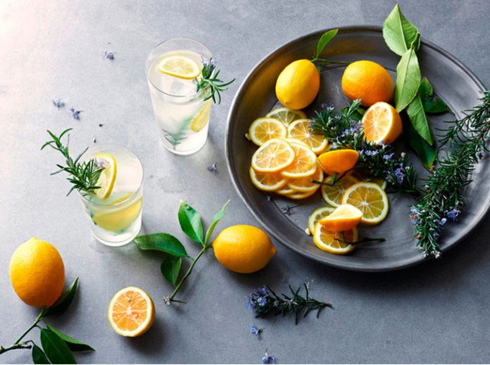 7 причин почати пити лимонну воду