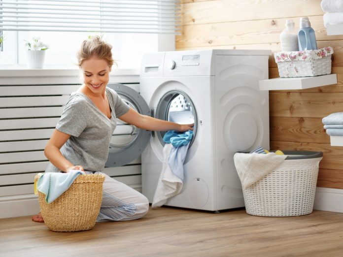 10 банальних помилок при пранні, які псують речі та техніку