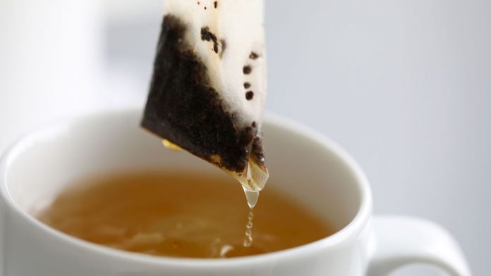 6 варіантів застосування використаних чайних пакетиків в кулінарії та побуті