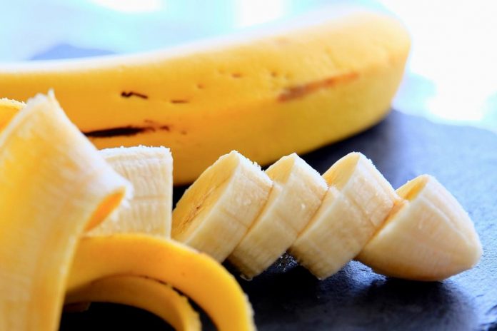 Що зробити з бананами, щоб вони швидко не почорніли