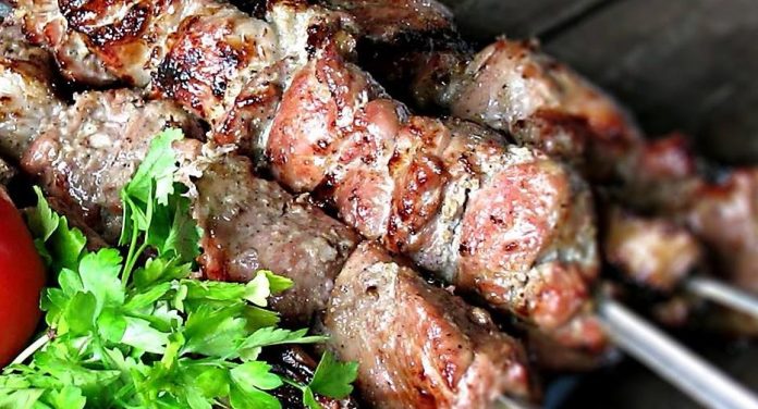 7 секретів від досвідчених кухарів, які допоможуть зробити м'ясо для шашлику м'якшим