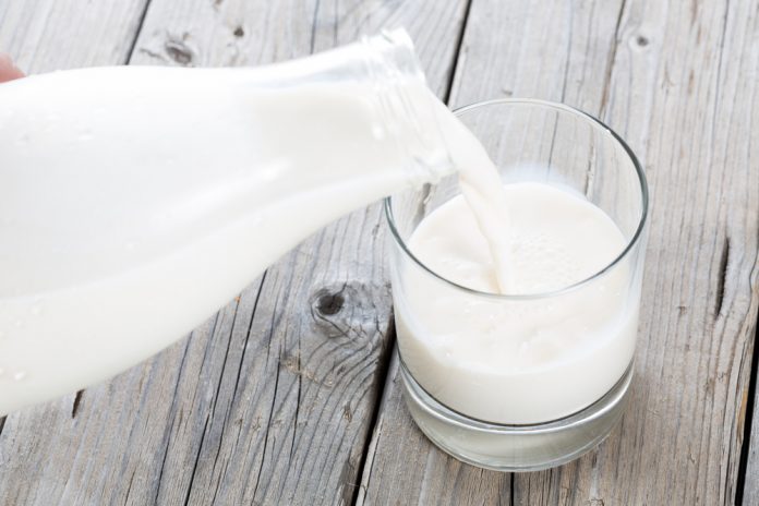 Як врятувати молоко від скисання у спеку, якщо не працює холодильник