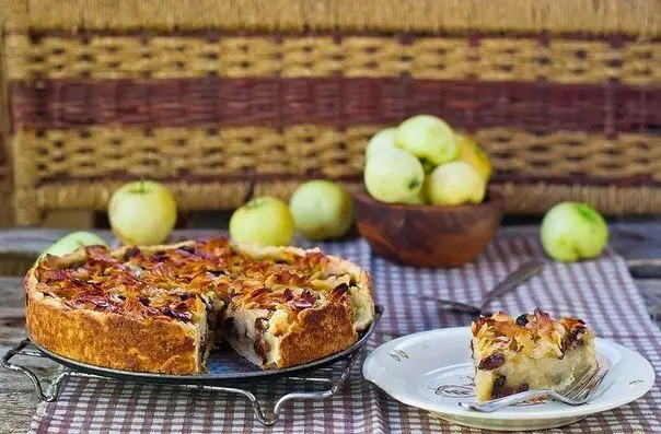 Найсмачніший яблучний пиріг із медом, родзинками та мигдалем