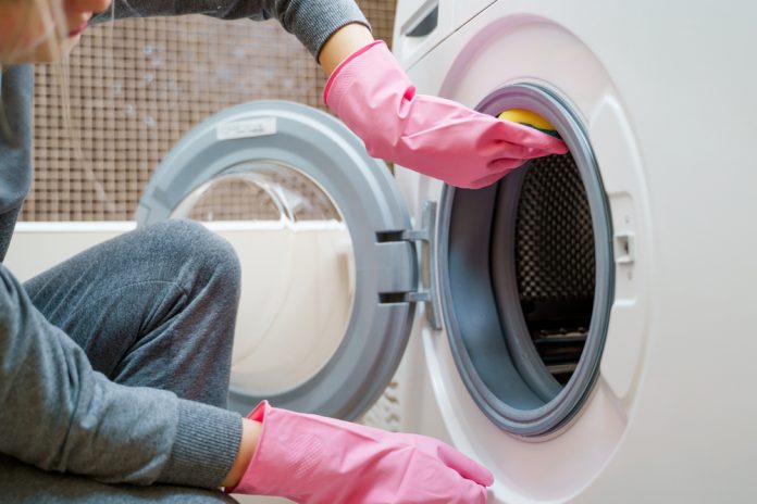 Навіть стара пральна машина засяє, як нова: секрети позбавлення плям з її поверхні