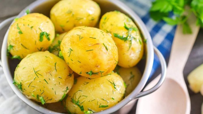 У яку воду покласти картоплю для варіння – гаряча або холодна
