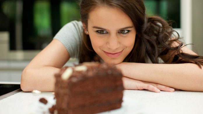 7 способів, які легко допоможуть побороти тягу до солодкого