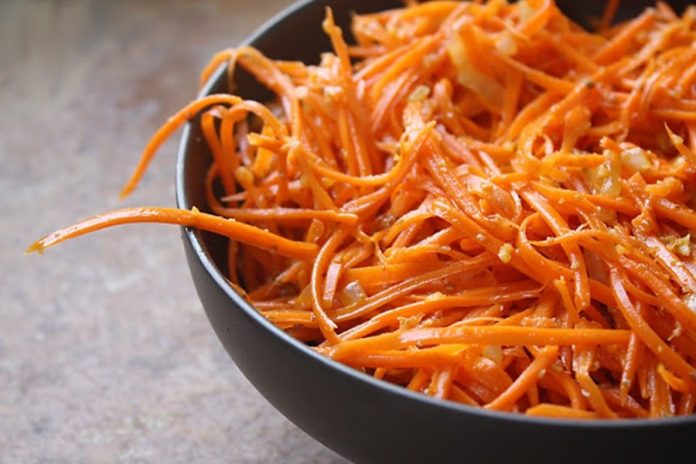 Як нарізати моркву для салату «Морква по-корейськи»: це можна зробити без спеціальної тертки Гостра морква у поєднанні з пряним соусом — страва, яку багато хто хотів би скуштувати не лише за святковим столом, а й у звичайний день. Звісно, можна купити у маркеті, але домашня — завжди більш смачна та корисна. Цьому бажанню господині може перешкодити відсутність на кухні особливої ​​тертки, леза якої призначені для шаткування довгих шматочків моркви. Однак при приготуванні такого салату можна обійтися і без спецінструментів. Достатньо озброїтися простим ножем та звичайною чисткою для овочів. Для того, щоб налаштувати морквину на довгі шматочки, для початку за допомогою приладу, призначеного для чищення картоплі та інших овочів, наріжте моркву на тонкі слайси. Зверніть увагу: нарізати моркву варто від тонкого кінця до товстого краю. Якщо морква сухувата, перед нарізкою відправте її на 2-3 години в холодну воду. Так вона стане смачнішою та соковитішою. Якщо вам трапилася занадто довга морква, розріжте пластини, що вийшли, навпіл. Після цього залишилося насікти шматочки моркви соломкою за допомогою гострого ножа. Смачно вам моркви по-корейськи!