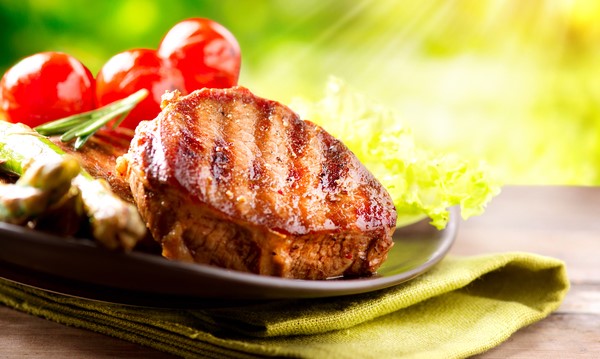 Навіщо досвічені кухарі використовують цукрову пудру при смаженні м'яса