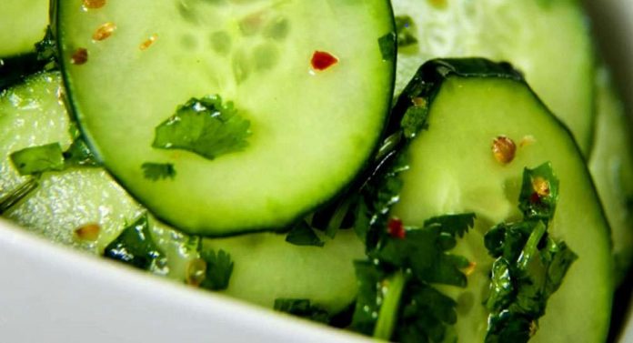 Простий та смачний рецепт салату з огірків