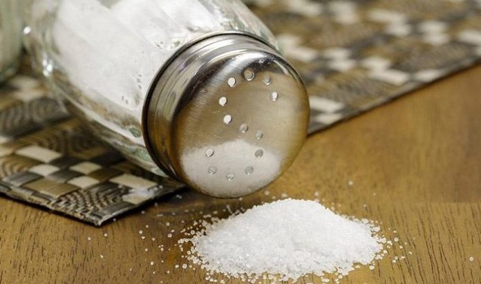 Що буде, якщо постійно зберігати сіль у хлібниці: