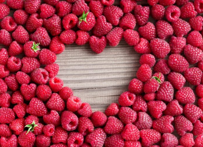 Чому варто їсти малину: медики назвали корисні властивості ягоди