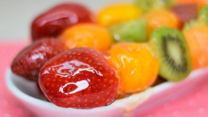 Скляні фрукти і ягоди в карамелі: цей секрет приготування від кулінарів