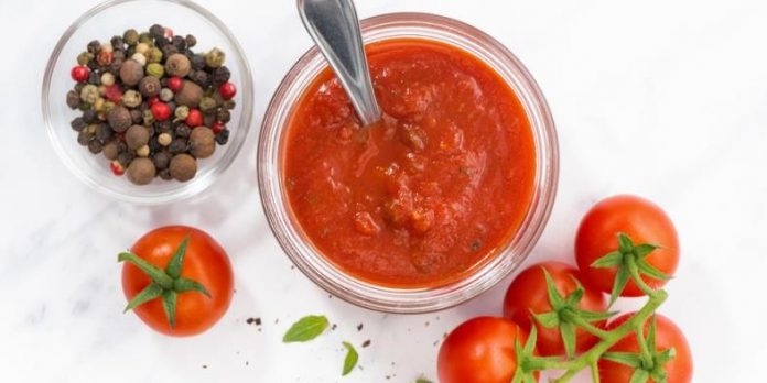Як приготувати густий кетчуп за 20 хвилин без крохмалю, пектину та інших добавок