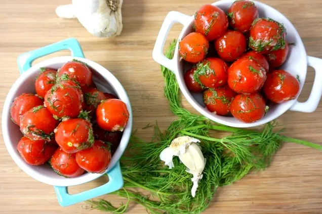 Смачні «квашені» в ароматній зелені та часнику помідори