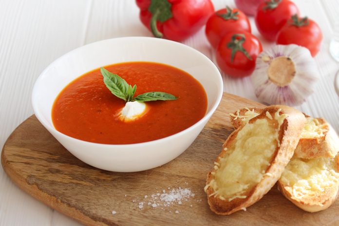 Готуємо суп-пюре із запечених помідорів: гості будуть просити ще