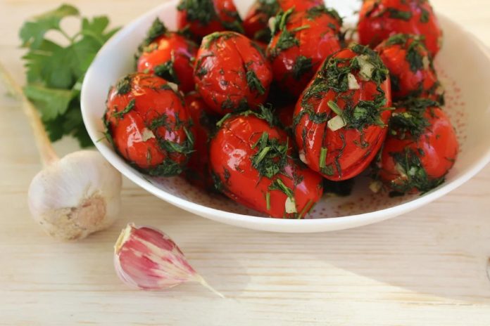 Швидкий рецепт смачних малосольних помідорів
