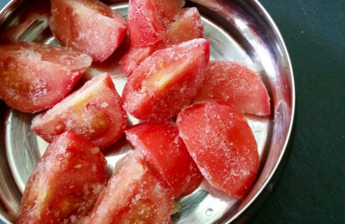 Який спосіб заморозки помідорів на зиму дозволить звільнити морозилку