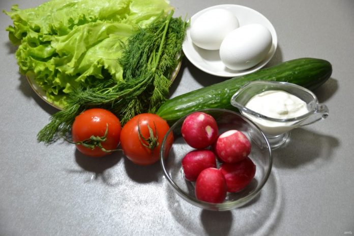 Оригінальний салат з помідорами за 5 хвилин: ідеальний для легкої вечері у спеку