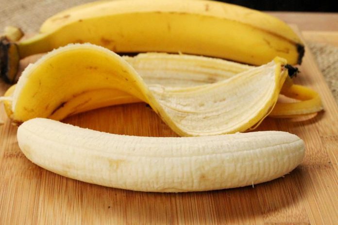 Навіщо класти на деко бананову шкірку при запіканні м'яса: несподіваний кулінарний лайфхак