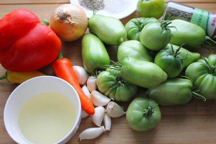 Зелені помідори в аджиці: ідеальний осінній рецепт
