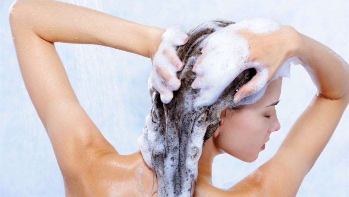 Скільки шампуні потрібно брати для миття волосся насправді