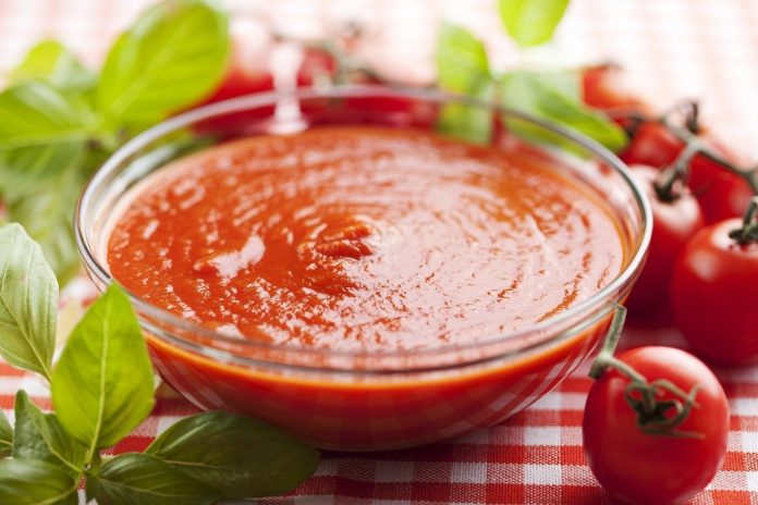 Класичний рецепт універсального томатного соусу з яблуками