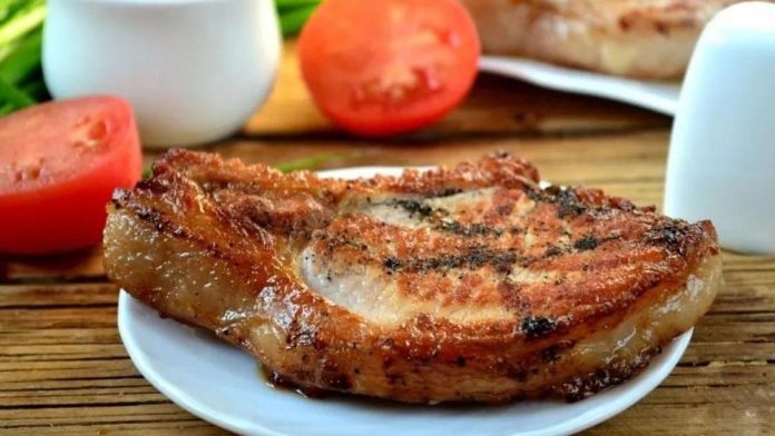 Як приготувати м'ясо з апетитною золотистою скоринкою на сковорідці та в духовці